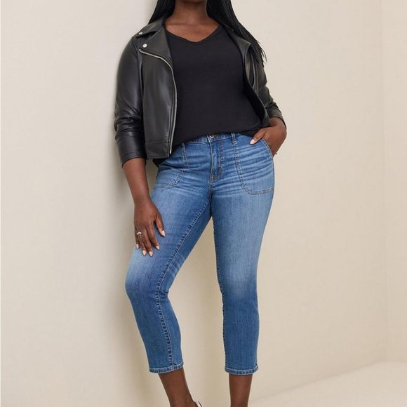 Torrid Black V-Neck Short Sleeve Tee - Picture 3 of 4